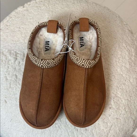 MIA girl Brown and Cream Fuzzy Slippers size 4. NWT! - Picture 4 of 12